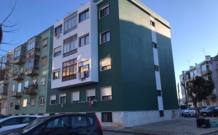  Pintura reparação do prédio Rua Praceta de  República em Mem Martins
